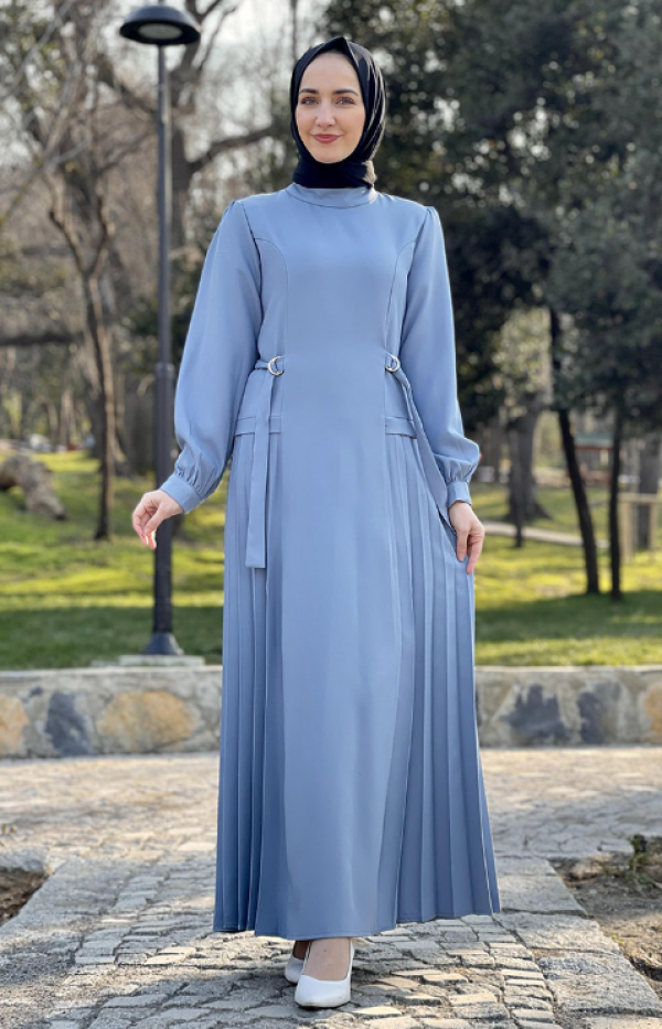 Gaun dengan detail lipit dan pita di bagian dada